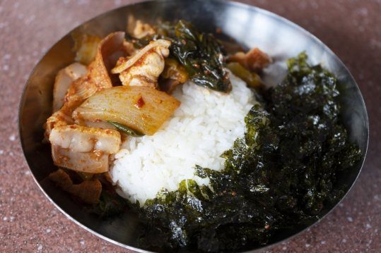큰 스테인리스 그릇에 흰밥, 김가루, 전골 건더기