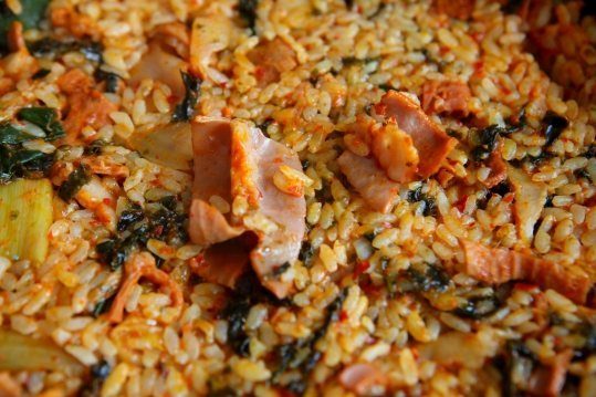 곱창 조각과 김가루가 보이는 볶음밥 가까이